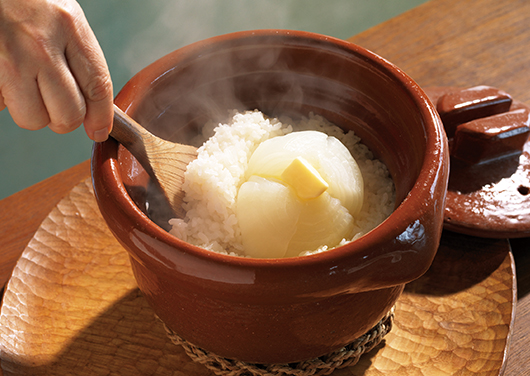 丸ごと玉ねぎのだしバターごはん