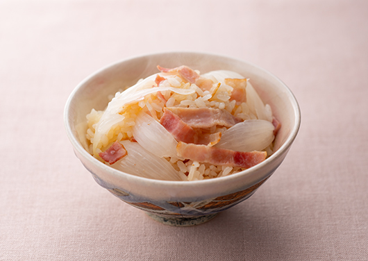 野菜だしのだし炊きごはん　玉ねぎとベーコン