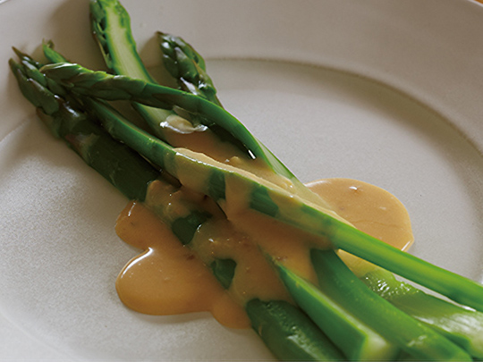 だしの塩味が味の決め手 春アスパラのオランデーズソースかけ