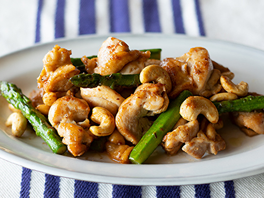 だしオイルで楽しむ 鶏肉とアスパラのグリル