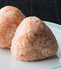 めんたい御飯の素を混ぜ込んで作ったおにぎり